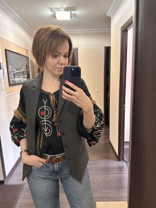 Сіра вовняна жилетка