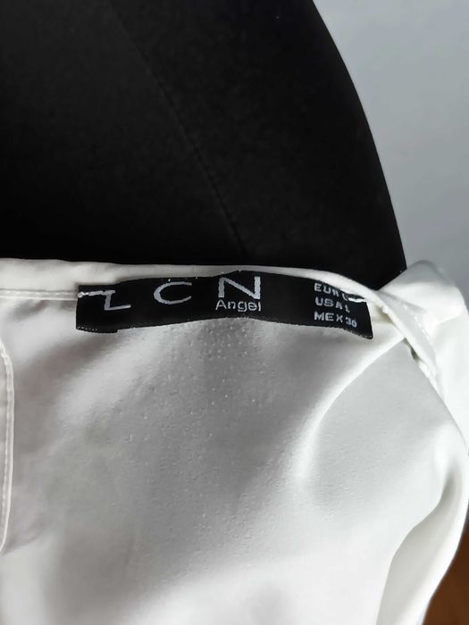 Biała cienka luźna bluzka damska bez rękawów LCN 40/L