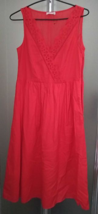 czerwona sukienka z haftem
