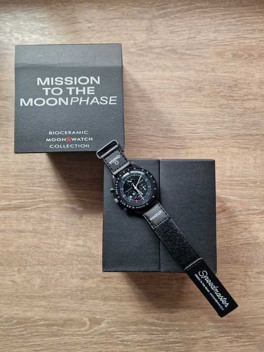 Omega x Swatch - Mission de phase de lune noire Snoopy - SO33B700