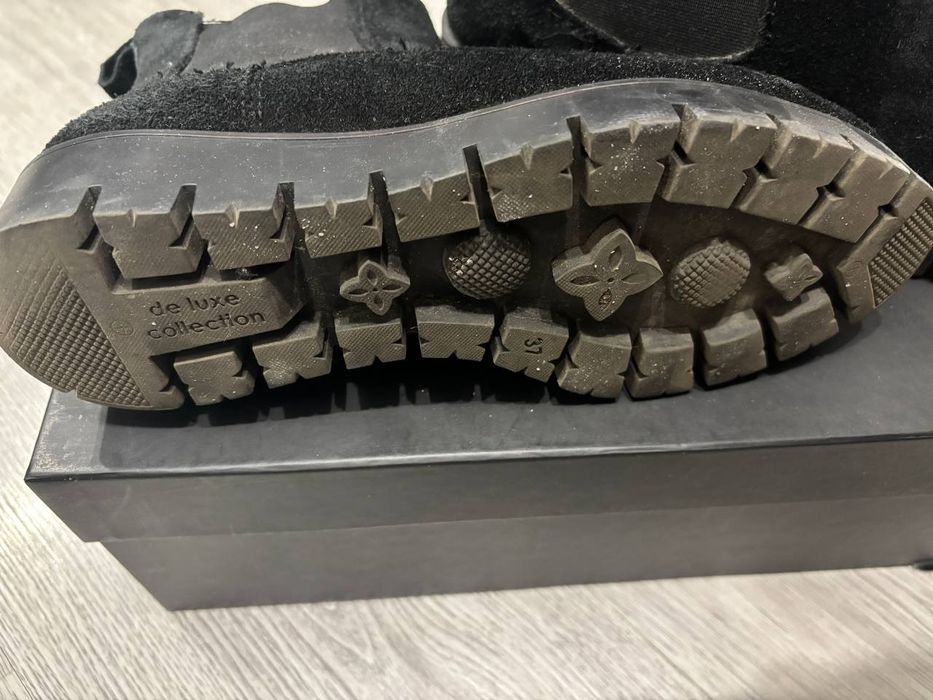 Жіночі ботинки модель челсі
натуральна шкіра- замша., 
стан відмінний