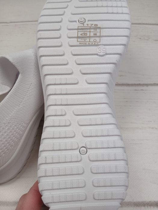 Białe sneakersy slip on lekkie sportowe buty siateczka rozmiar 39