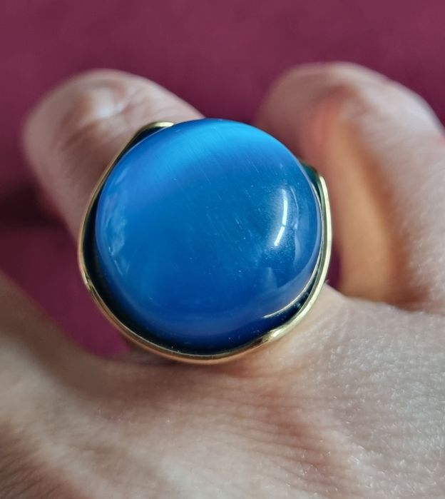 Anel dourado, em aço, com grande pedra azulão. T17