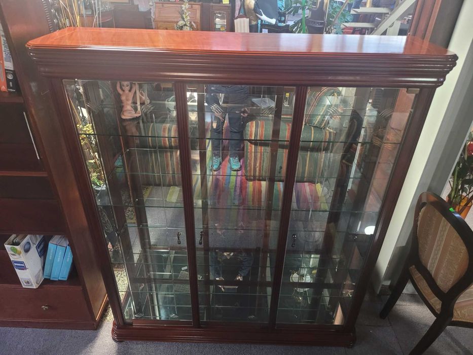 Cristaleira em madeira com fundo em espelho e prateleiras em vidro