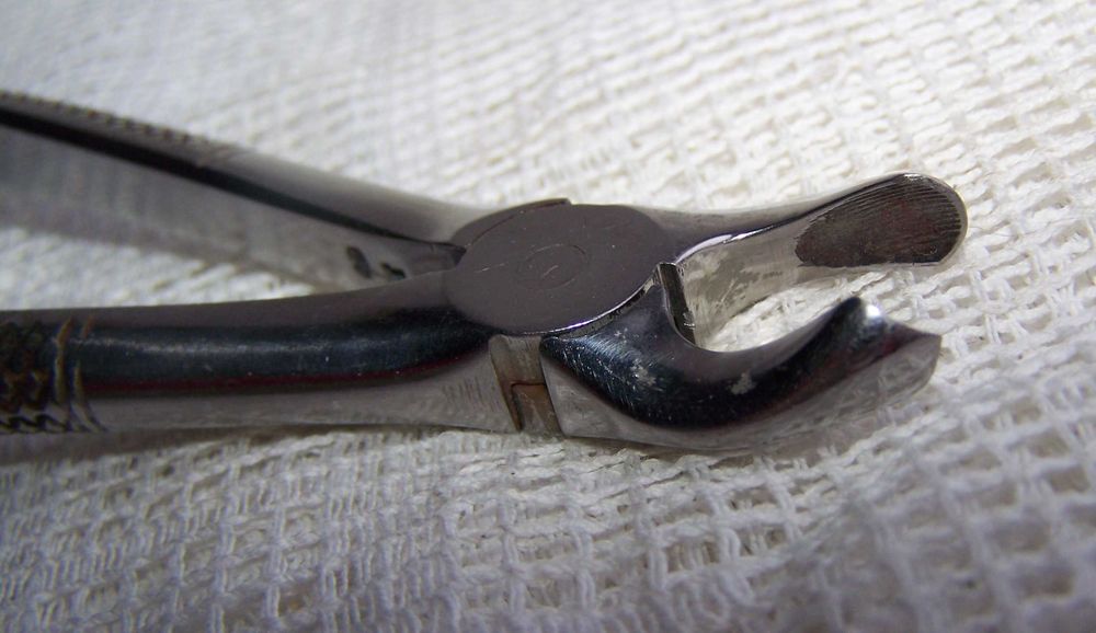 Медицинские щипцы для удаления левосторонних моляров СССР