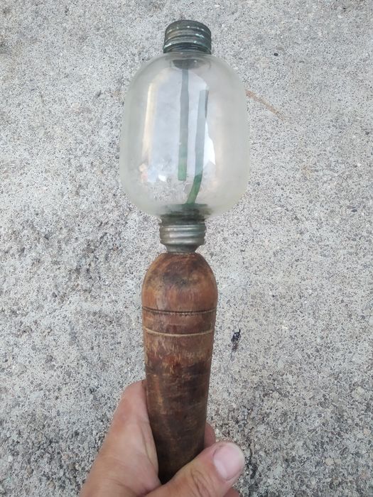 Abafador antigo, medidas de madeira antigas e peça de vinicula antiga