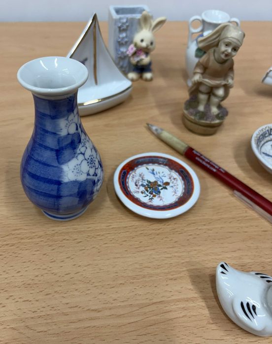 Lote 9 Miniaturas Porcelana/Cerâmica (Jarras, Figuras, Pratos)