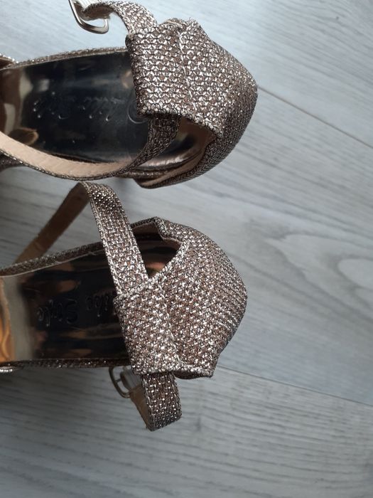 Szpilki damskie złoty odcień