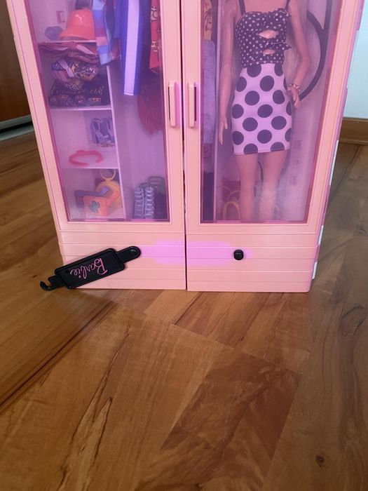 Szafa dla Barbie z oryginalnymi ubrankami i lalką barbie