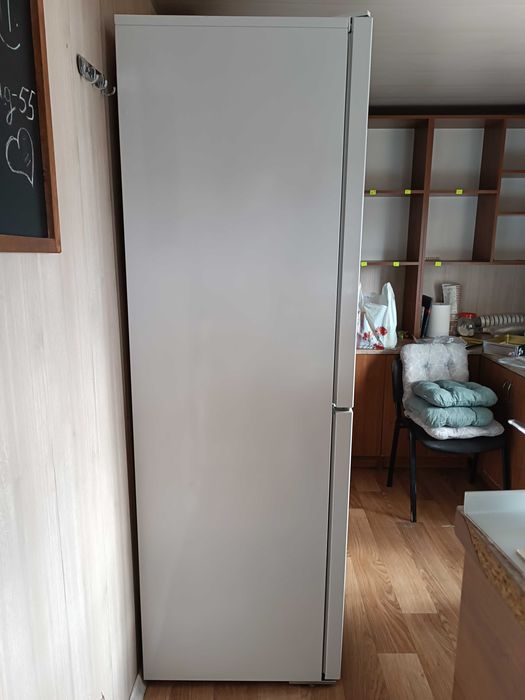 Продам холодильник з морозильною камерою Beko RCHA386K30W