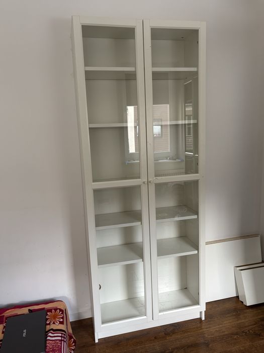 Dwie szklane witryny IKEA