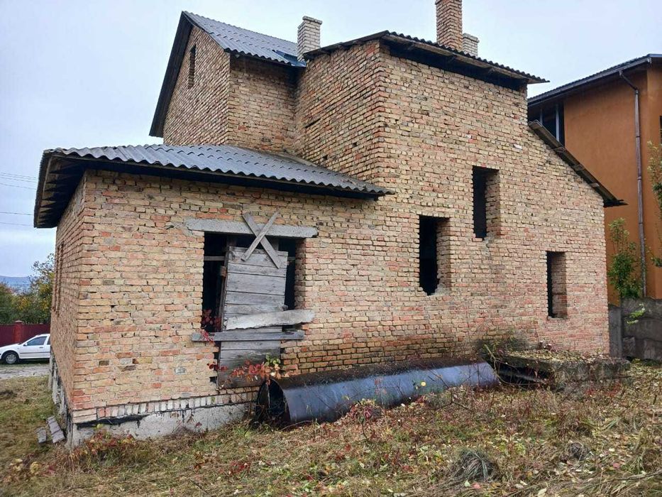 Продаж земельної ділянки з незавершеним будівництвом біля Золочів