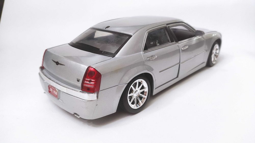 Модель Chrysler 300C Hemi 1/18 Maisto Thailand Silver