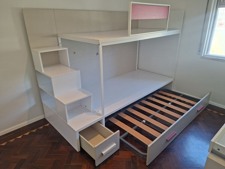 Beliche com 3 camas, escada e arrumação