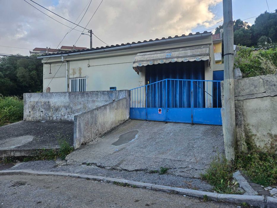 Armazem 200m2 na ponte da bica