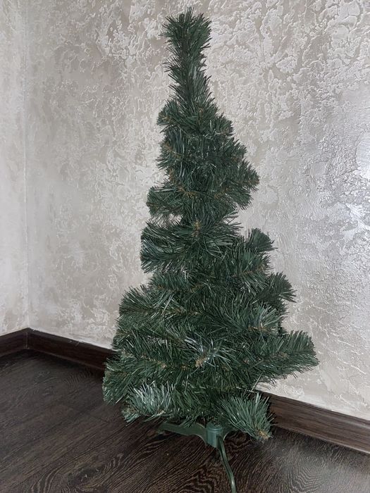 Невелика штучна ялинка на підставці (50/60 см)