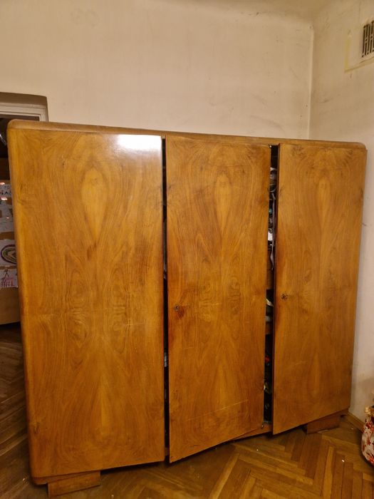 Oddam za darmo ROZKRĘCONĄ NA CZĘŚCI szafę trzydrzwiową.