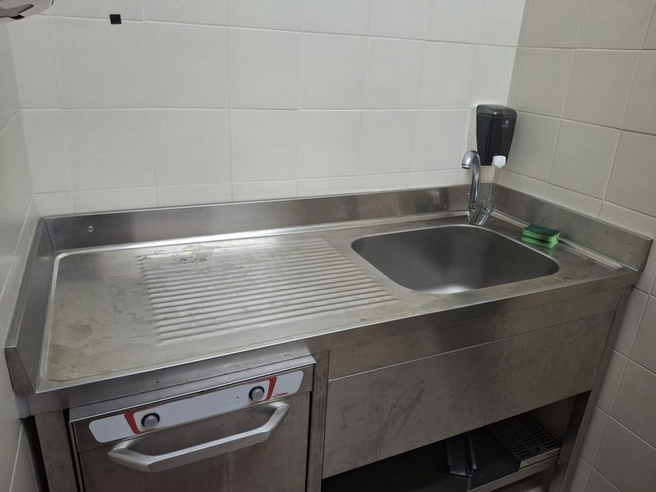 Bancas em inox e Estantes e Parteleiras