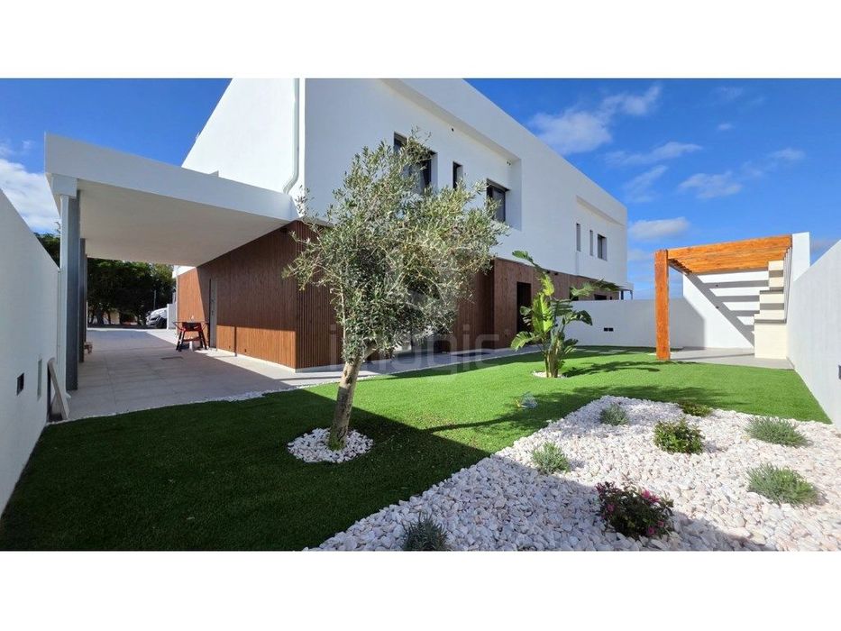 Moradia T4 Geminada Nova Em Mafra.