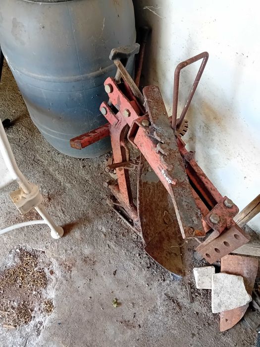 Moto cultivador em bom estado para desocupar.