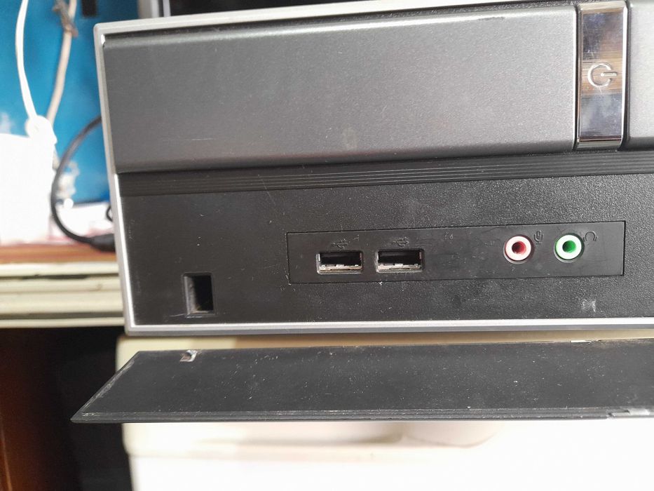 cpu de secretaria asus  com w 10pro 3 gigas de ram funciona muito bem.
