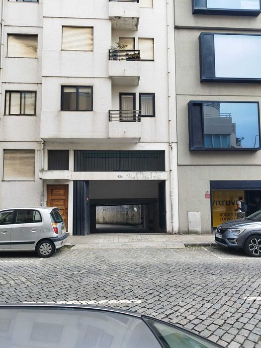 Garagem c/arrumos em rua António Bessa Leite, 924
