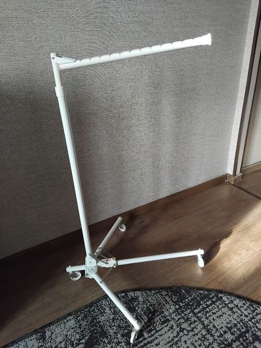 Підлогова пересувна вішалка