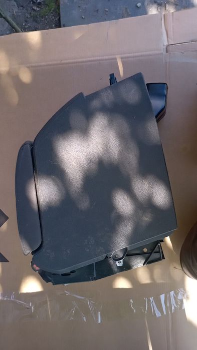 Podłokietnik VW Golf V