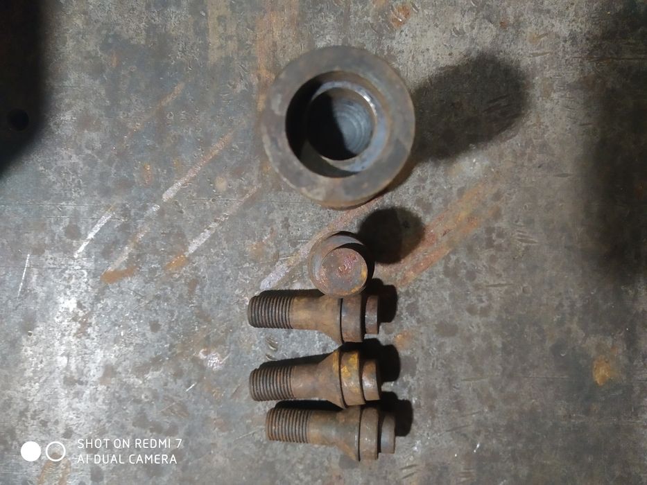 Продам болти колісні з секретом та ключег