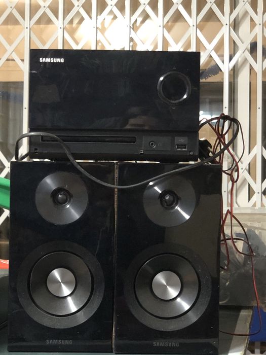 Aprelhagem  Samsung preta, duas colunas, inclui leitor de cds, cabo