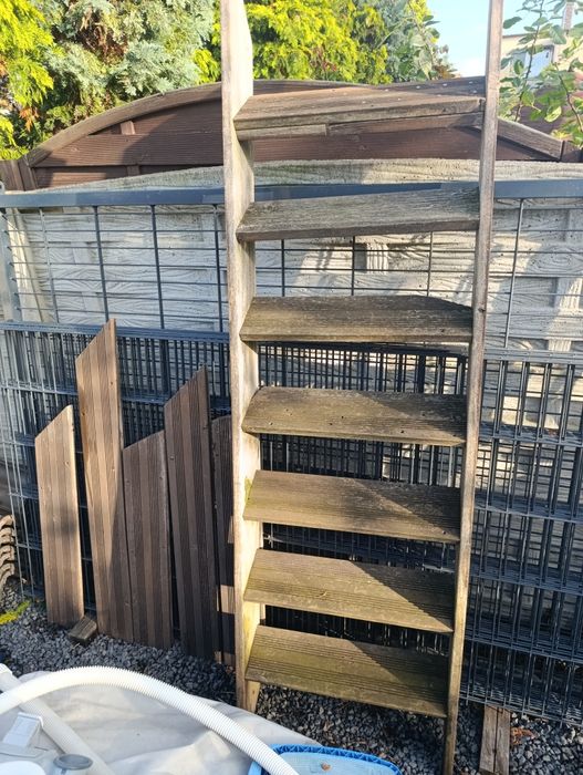 Schody do domku lub zjeżdżalni.  Mocne twarde drewno.