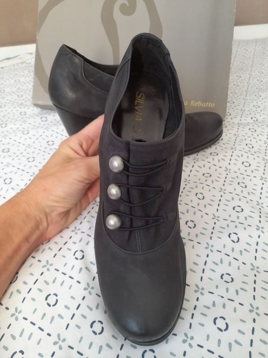 Botins em Pele genuína Sílvia  Rebatto tamanho 39. Estilo gótico.