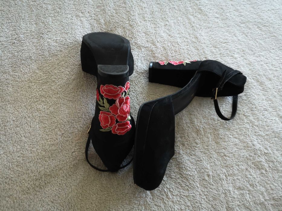 Czarne haftowane w kwiaty buty sandały na obcasie platformie DinSko 40