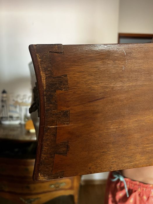 Cómoda Bombé Estilo Luís XV com Marchetaria e Tampo em Mármore