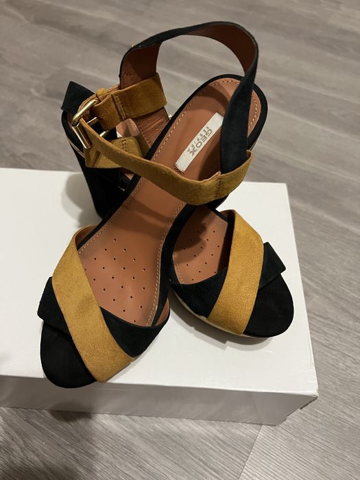 Продам босоніжки Geox