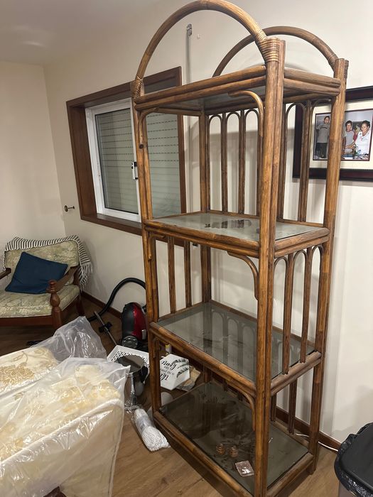 Conjunto de cadeiras, mesa e estante em bambo