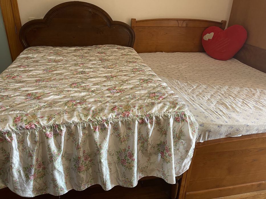 Camas Matrimoniales Madera Boa e con Colchoes  en Muito bom Estado.