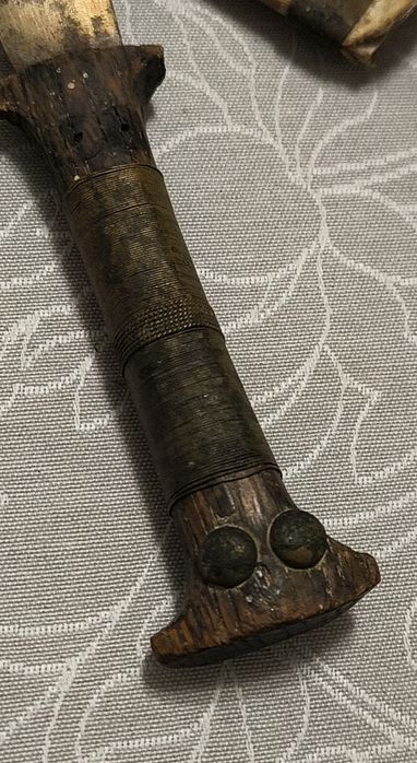 Daga artesanal com bainha de pele cosida á mão
