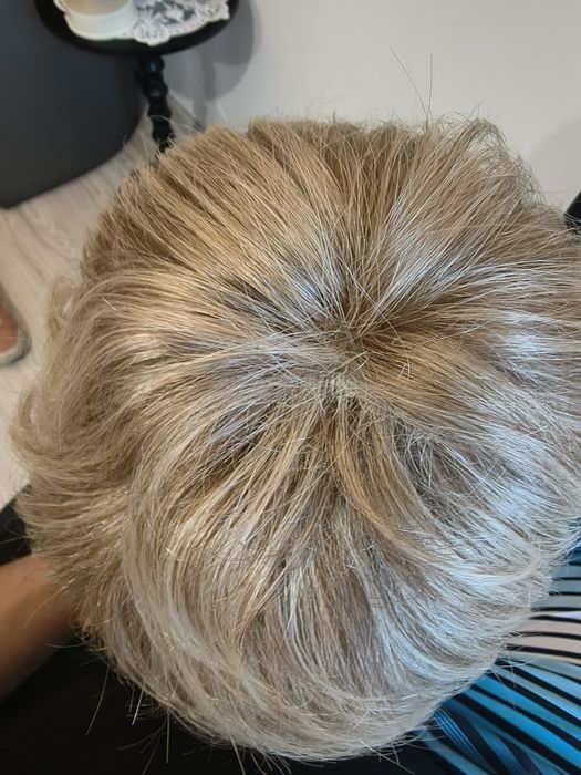 Peruka blond ,krótka pasemka
