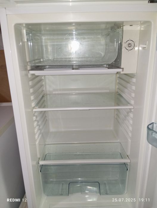 Маленькій холодильник с морозильной камерою