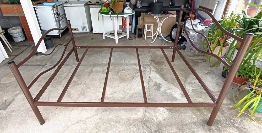 Cama de casal em ferro tubular leve resistente