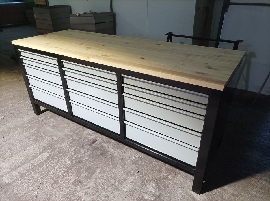 Stół warsztatowy metalowy blat nierdzewny.