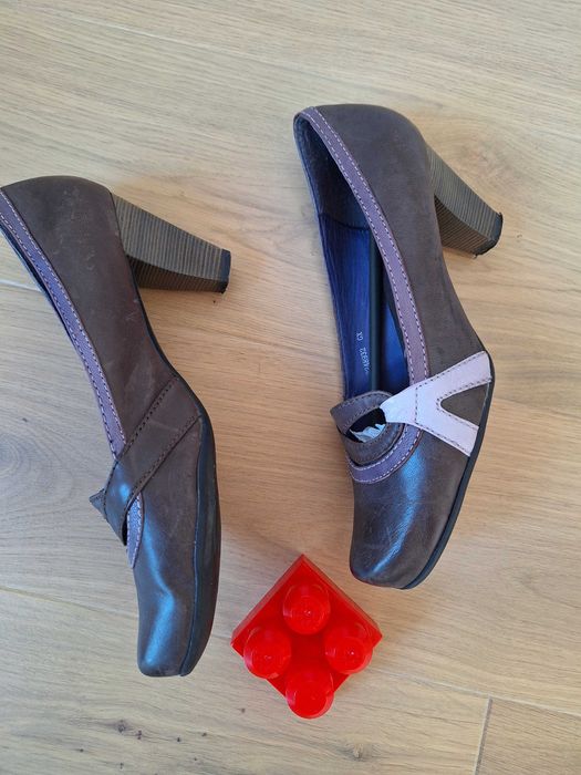 Czółenka skórzane, solidny obcas; sportowo- eleganckie: Tomaris: viralowe kolory