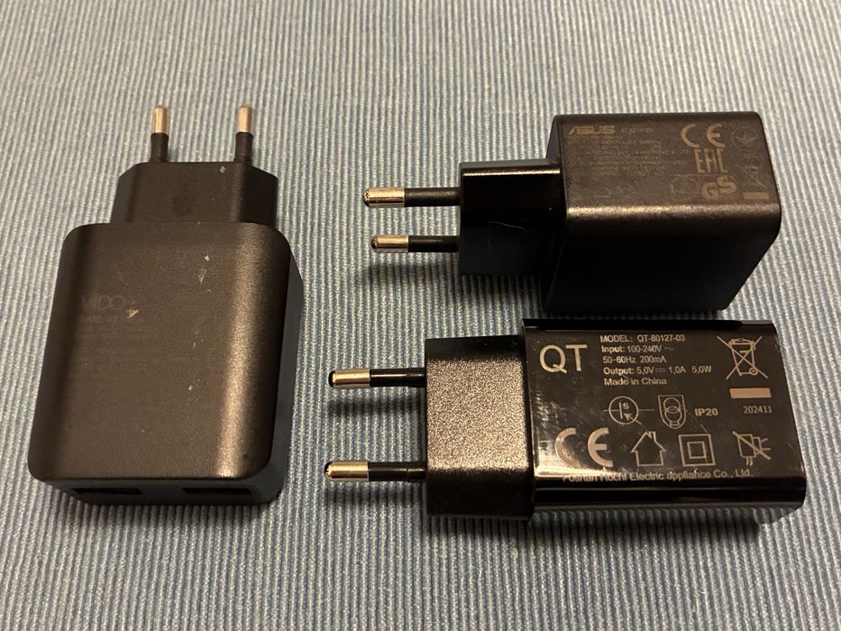 Trzy kostki zasilające/ładowarki USB-A