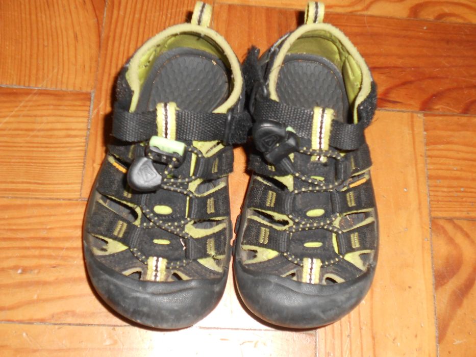 Sandalias Keen e tenis New Balance nr24