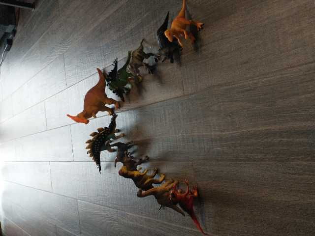 Zestaw różnych dinozaurów - 12 sztuk