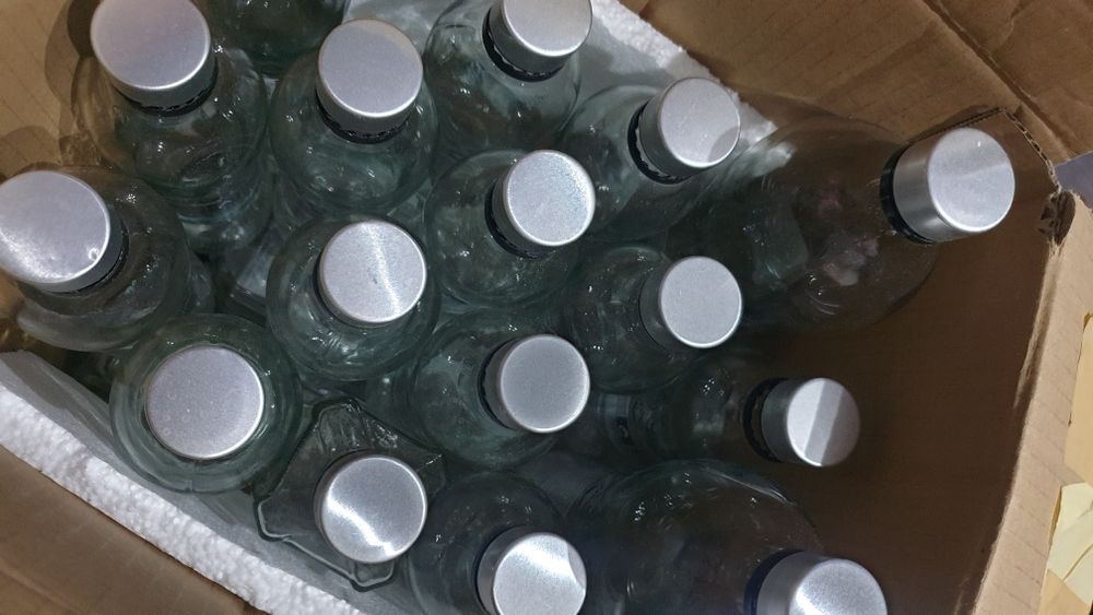 Szklana butelka zakręcana z gwintem  0.75 ml.butelki   bidon