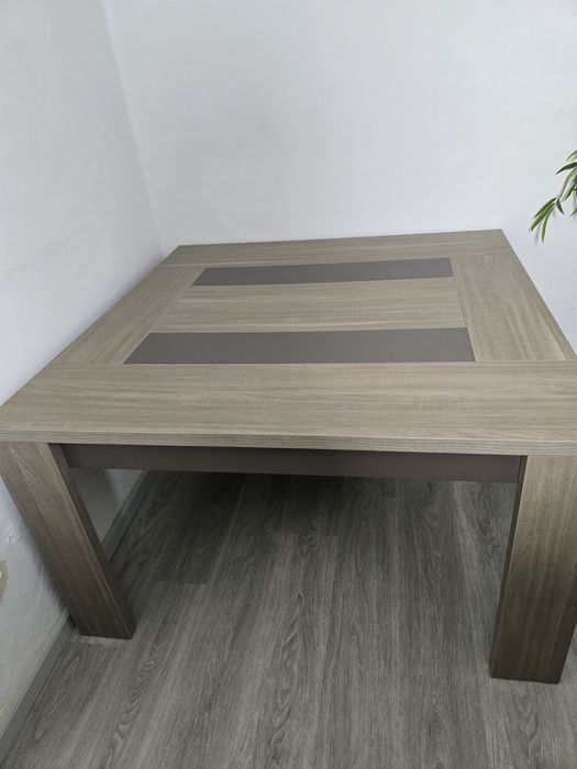 Mesa de sala robusta
