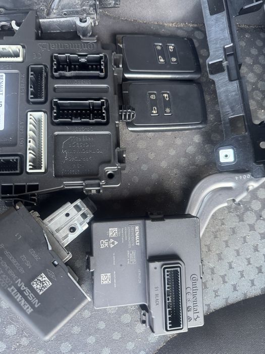 Zestaw startowy komputer bcm modul komfortu karta Renault Trafic IV 23