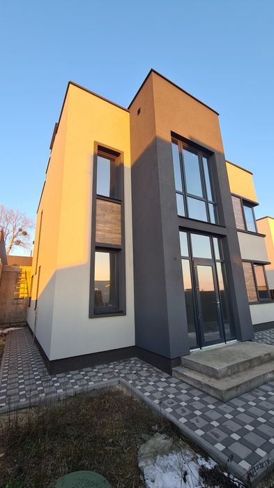 Продам дом 145 кв.м.+ тераса. Парковка на 2 авто 6 соток.